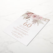 Blush & Dusty Roos 60th Birthday Roos Gold Folie Uitnodiging (Gedraaid)