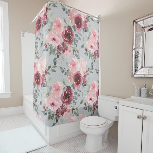 Blush en Bourgogne Flowers op Grey Douchegordijn (In situ)