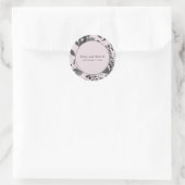 Blush en Grijze Bloemen Bewaar de trouwdatum Ronde Sticker (Tas)