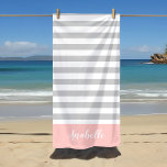 Blush en Grijze Strepen Monogram | Bewerkbare kleu Strandlaken<br><div class="desc">Deze op maat gemaakte strandhanddoek heeft een preppy horizontale streep patroon in lichtgrijs, blush roze en wit. Personaliseer het met jouw naam monogram of andere aangepaste tekst in een modern scriptlettertype. Gebruik de ontwerpgereedschappen om achtergrondkleuren te kiezen, de tekstlettertypen en -kleuren te bewerken of uw eigen foto's te uploaden naar...</div>