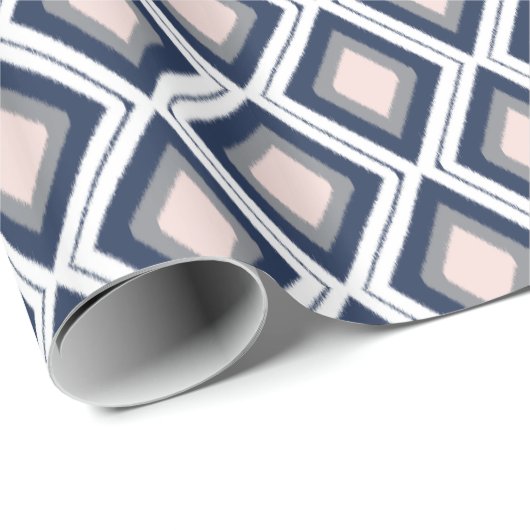 Blush en Navy Diamond Ikat Pattern Cadeaupapier (Rol Hoek)