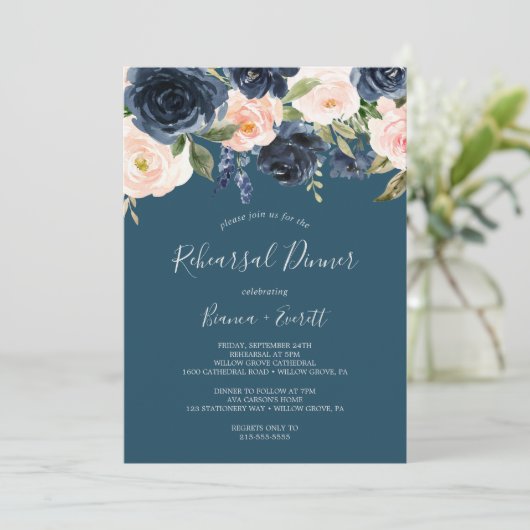 Blush en Navy Flowers | Blauw repetitief diner Kaart (Staand voorkant)