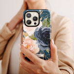 Blush en Navy Flowers | Blauwe persoonlijke naam Case-Mate iPhone Case<br><div class="desc">Deze blauwe,  gepersonaliseerde naamloze telefoonbehuizing is het perfecte cadeau voor haar. Het klassieke en elegante ontwerp is voorzien van moderne blauw van de waterverf en bloemen met een blauwe achtergrond. Pas het hoesje aan met haar voornaam of achternaam.</div>