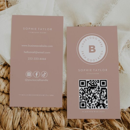 Blush en Wit Minimalistische Verticale Qr Code Visitekaartje