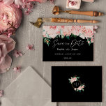 Blush Floral Black Flat Save the Date Kaart<br><div class="desc">Deze zwarte vlakke vlekzwarte vlakte bespaart het design van de datumkaart is voorzien van prachtige, neutrale achtergronden van zwart of wit met eenvoudige moderne typografie en elegante kalligrafie om een gesofisticeerde toon te stellen voor elke stijl van gebeurtenissen. Elk product is voorzien van prachtige blush roze rozen en perzik en...</div>