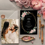 Blush Floral Black Simple Photo Wedding Kaart<br><div class="desc">Dit bloedige zwarte foto-trouwuitnodigingsontwerp is voorzien van prachtige, chic neutrale achtergronden van zwart of wit met eenvoudige moderne typografie en elegante kalligrafie om een verfijnde toon te zetten voor elke stijl van gebeurtenissen. Elk product is voorzien van prachtige blush roze rozen en perzik en ivoor hydrangeas, die voorzien zijn van...</div>
