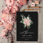 Blush Floral Black Wedding Save the Date Kaart<br><div class="desc">Deze bloeiende zwarte bruiloft met zwarte taart heeft het design van de datumkaart voorzien van prachtige, neutrale achtergronden van zwart of wit met eenvoudige moderne typografie en elegante kalligrafie om een gesofisticeerde toon te zetten voor elke stijl van gebeurtenissen. Elk product is voorzien van prachtige blush roze rozen en perzik...</div>