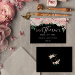 Blush Floral Black Wedflat Save the Date<br><div class="desc">Deze zwarte brutale trouwvlakte, met behoud van het datumontwerp, is voorzien van prachtige, chic-neutrale achtergronden van zwart of wit met eenvoudige moderne typografie en elegante kalligrafie om een gesofisticeerde toon aan te geven voor elke stijl van gebeurtenissen. Elk product is voorzien van prachtige blush roze rozen en perzik en ivoor...</div>