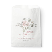 Blush floral dusty rose bouquet bruiloft