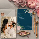 Blush Floral Navy Foto Weddenschap Kaart<br><div class="desc">Deze bloedige uitnodiging voor de fotobruiloft van de marine kenmerkt prachtige, klassieke kerkelijke achtergronden van pastelroze en marineblauw met eenvoudige moderne typografie en elegante kalligrafie om een verfijnde toon te zetten voor elke soort gebeurtenis. Elk product is voorzien van prachtige blush roze rozen en perzik en ivoor hydrangeas, die voorzien...</div>