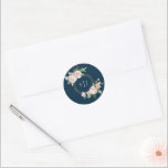 Blush Floral Navy Monogram Wedding Sticker<br><div class="desc">Deze bloedige sticker van de marinemonologe marolotolie is voorzien van prachtige, klassieke kastanjewervels van pastelroze en marineblauw met eenvoudige moderne typografie en elegante kalligrafie om een gesofisticeerde toon aan te geven voor elke soort gebeurtenis. Elk product is voorzien van prachtige blush roze rozen en perzik en ivoor hydrangeas, die voorzien...</div>