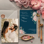 Blush Floral Navy Niets Fancy Foto Weddenschap Kaart<br><div class="desc">Deze stompzinnige, blote marine niets fancy foto-trouwuitnodiging is voorzien van prachtige, klassieke kerkelijke achtergronden van pastelroze en marineblauw met eenvoudige moderne typografie en elegante kalligrafie om een verfijnde toon te zetten voor elke stijl van gebeurtenissen. Elk product is voorzien van prachtige blush roze rozen en perzik en ivoor hydrangeas, die...</div>
