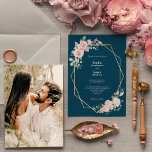 Blush Floral Navy Simple Photo Weddenation Kaart<br><div class="desc">Deze bloedige, eenvoudige foto-trouwuitnodiging is voorzien van prachtige, klassieke kerkelijke achtergronden van pastelroze en marineblauw met eenvoudige moderne typografie en elegante kalligrafie om een geavanceerde toon aan te geven voor elke soort gebeurtenis. Elk product is voorzien van prachtige blush roze rozen en perzik en ivoor hydrangeas, die voorzien zijn van...</div>
