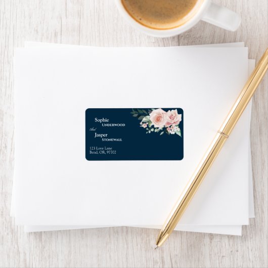 Blush Floral Navy Weddenschap Label (Insitu)