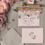 Blush Floral Pink Flat Save the Date Kaart<br><div class="desc">Deze wazige roze vlakke roze vlakke prullenbak biedt het design van de daderkaart prachtige, klassieke achtergronden van pastelroze en marinesblauw met eenvoudige moderne typografie en elegante kalligrafie om een gesofisticeerde toon te stellen voor elke stijl van gebeurtenissen. Elk product is voorzien van prachtige blush roze rozen en perzik en ivoor...</div>