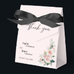 Blush Floral Pink Weddenschap Hartelijk dank Bedankdoosjes<br><div class="desc">Deze bloeiende roze bruiloft is te danken aan het feit dat u de box gunstig vindt. Het ontwerp biedt prachtige, klassieke kerkelijke achtergronden van pastelroze en marineblauw met eenvoudige moderne typografie en elegante kalligrafie om een gesofisticeerde toon aan te geven voor elke soort gebeurtenis. Elk product is voorzien van prachtige...</div>