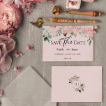 Blush Floral Pink Wedding Flat Save the Date<br><div class="desc">Deze stompzinnige, roze trouwvlakke dwergvlakte met de datumvormgeving is voorzien van prachtige, klassieke achtergronden van pastelroze en marineblauw met eenvoudige moderne typografie en elegante kalligrafie om een gesofisticeerde toon aan te geven voor elke soort gebeurtenis. Elk product is voorzien van prachtige blush roze rozen en perzik en ivoor hydrangeas, die...</div>