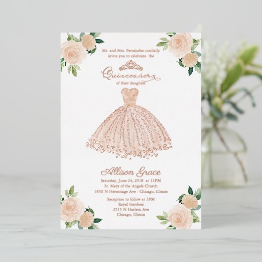 Blush Floral Quinceanera Folie Uitnodiging (Staand Voorkant)