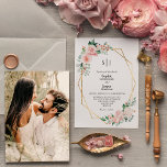 Blush Floral White Simple Monogram Foto Weduwschap Kaart<br><div class="desc">Deze bloeiende witte eenvoudige monogram de uitnodiging van de fotobruiloft kenmerkt prachtige chic neutrale achtergronden van zwart of wit met eenvoudige moderne typografie en elegante kalligrafie om een verfijnde toon voor om het even welke stijl van gebeurtenis te plaatsen. Elk product is voorzien van prachtige blush roze rozen en perzik...</div>