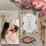 Blush Floral White Simple Niets Fancy Foto Kaart<br><div class="desc">Dit blote witte, eenvoudige, fancy fotouitnodigingsontwerp is voorzien van prachtige, chic-neutrale achtergronden van zwart of wit met eenvoudige moderne typografie en elegante kalligrafie om een gesofisticeerde toon te stellen voor elke soort gebeurtenis. Elk product is voorzien van prachtige blush roze rozen en perzik en ivoor hydrangeas, die voorzien zijn van...</div>