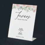 Blush Floral White Wedding Favors Reclamebord Met Voetstuk<br><div class="desc">Deze bloedige witte bruiloft bevoordeelt het voetgangersgebaar en biedt een prachtige, neutrale achtergrond van zwart of wit met eenvoudige moderne typografie en elegante kalligrafie om een gesofisticeerde toon te zetten voor elke stijl van gebeurtenissen. Elk product is voorzien van prachtige blush roze rozen en perzik en ivoor hydrangeas, die voorzien...</div>