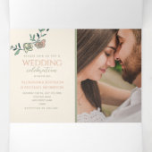 Blush Green Tri-Fold Fotohuwelijksuitnodiging Drieluik Uitnodiging (Binnenkant midden)