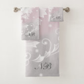 Blush Grey White Floral Fantasy Initialen Bad Handdoek (Insitu)