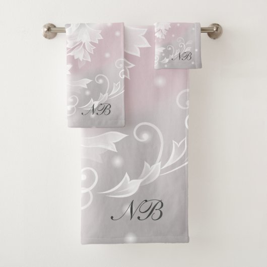 Blush Grey White Floral Fantasy Initialen Bad Handdoek (Insitu)