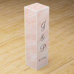 Blush Grijs Monogrammed Wedding Wijnbox Wijn<br><div class="desc">Zachte blush roze waterverf wassen bruiloft gunsten. Personaliseer bruid en bruidegoms voornaam Initialen en trouwdatum in donkergrijs script. Origineel ontwerp van TamiraZDesigns.</div>