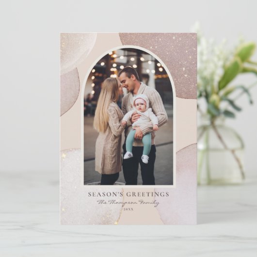 Blush Modern Glitterend Seizoensgroeten Foto Feestdagenkaart (Staand voorkant)