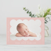Blush Modern Scalloped Photo Lijst Birth Aankondiging (Staand voorkant)