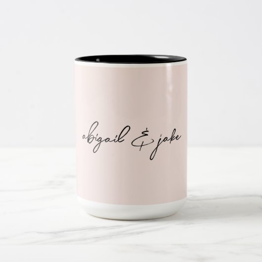 Blush Modern Script Koppel Namen Tweekleurige Koffiemok (Center)
