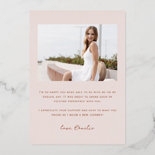 Blush Modern Typography 4 Foto Afstudeerder Dank u Folie Uitnodiging (Achterkant)