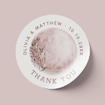 Blush Moon. Elegant Dank u Wedding Favoriete Label<br><div class="desc">Voeg een vleugje hemelse elegantie toe aan je huwelijksgunsten met deze blush roze maan dank je sticker. Met een zachte waterverf volle maan en verfijnde scripttypografie, brengt dit ronde label een mystieke charme aan uw feest. Ideaal voor bruiloften, repetitiediners, verlovingsfeesten, vrijgezellenfeesten, vrijgezellenfeesten en zelfs romantische jubileumevenementen. Dit veelzijdige ontwerp vormt...</div>