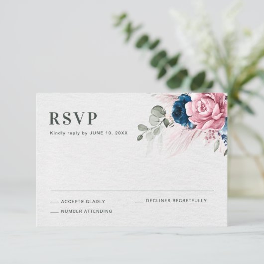 Blush Navy Blauw Zachte Pastel Roze Bloemen Huweli RSVP Kaartje (Staand voorkant)
