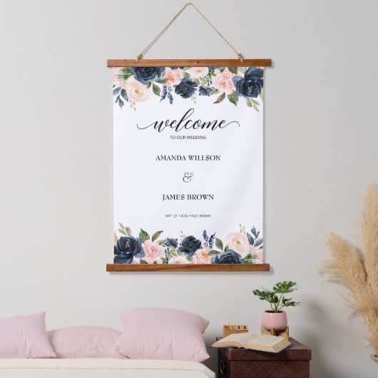 Blush Navy Blossom Weddenschap Welkom Hangend Wandkleed (Slaapkamer)