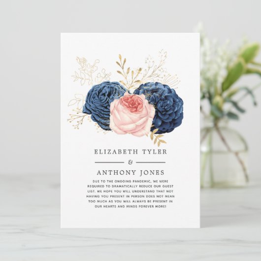 Blush, Navy en Gold Floral Reduced Wedding Guest Aankondiging (Staand voorkant)