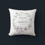 Blush Paarse Bloemen Bruids Bruiloft Paar Kussen<br><div class="desc">Elegante en chique blos paarse bloemen creëer een prachtige krans. Het lijst de namen en trouwdatum van het bruidspaar. De pasgetrouwden zullen graag deze mooie herinnering aan hun speciale dag gebruiken. Dit gepersonaliseerde trouwkussen is onderdeel van het Blush Violet collectie. Het bevat veel cadeau-ideeën voor de pasgetrouwden, bruidsfeest of om...</div>