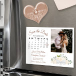 Blush Peach Floral Calendar & Photo Save the Date Magnetische Uitnodiging<br><div class="desc">Deze prachtige magnetische kaart is een geweldige manier om je vrienden en familie te laten weten dat ze de Datum voor je aanstaande bruiloft kunnen redden. Het roestachtige boho-schitterende ontwerp is uitgerust met een cluster van handbeschilderde waterverf rozen en bloesems in tinten champagne blush of zeer bleke perzik. De linkerkant...</div>