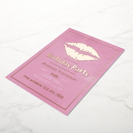 Blush Pink and Gold Birthday Kiss Lips Folie Uitnodiging (Gedraaid)