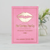 Blush Pink and Gold Birthday Kiss Lips Folie Uitnodiging (Staand Voorkant)