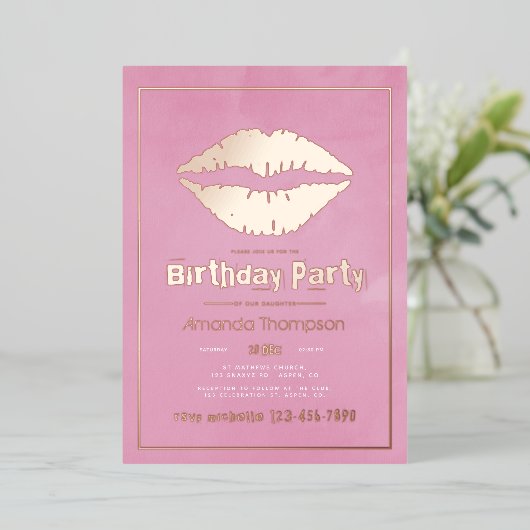 Blush Pink and Gold Birthday Kiss Lips Folie Uitnodiging (Staand Voorkant)