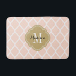 Blush Pink and Gold Moroccan Quatrefoil Monogram Badmat<br><div class="desc">Aangepast bedrukt badmatje met een stijlvol Marokkaans quatrefoliepatroon. Pas het aan met uw monogram of andere tekst in een chic quatrefoil lijst. Klik aanpassen het om tekst en doopvonten te veranderen om unieke één van een soortgift te creëer.</div>