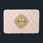 Blush Pink and Gold Moroccan Quatrefoil Monogram Badmat<br><div class="desc">Aangepast bedrukt badmatje met een stijlvol Marokkaans quatrefoliepatroon. Pas het aan met uw monogram of andere tekst in een chic quatrefoil lijst. Klik aanpassen het om tekst en doopvonten te veranderen om unieke één van een soortgift te creëer.</div>