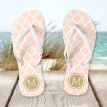 Blush Pink and Gold Moroccan Quatrefoil Monogram Teenslippers<br><div class="desc">Aangepast gedrukte flip flop sandalen met een stijlvol Marokkaans quatrefoliepatroon en uw aangepast monogram of andere tekst in een cirkelvormig lijst. Klik aanpassen het om tekstdoopvonten en kleuren te veranderen of uw eigen afbeeldingen toe te voegen om unieke één van een soortontwerp te creëer!</div>