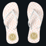 Blush Pink and Gold Trellis Monogram Teenslippers<br><div class="desc">Aangepast afgedrukte flip flop sandalen met een stijlvol,  modern patroon en uw aangepaste monogram of andere tekst in een cirkelvormig lijst. Klik aanpassen het om tekstdoopvonten en kleuren te veranderen of uw eigen afbeeldingen toe te voegen om unieke één van een soortontwerp te creëer!</div>