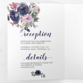 Blush Pink and Indigo Navy Floral Wedding Drieluik Uitnodiging (Binnenzijde eerst)