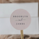 Blush Pink and Navy Wedding Envelope Seals Ronde Sticker<br><div class="desc">Deze bruine roze en marineschoolzegels zijn perfect voor een herfstbruiloft. Pas het etiket aan met de namen van de bruid en de bruidegom.</div>