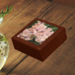 Blush Pink Bearded Iris Floral Gift Box Cadeaudoosje<br><div class="desc">Winkelinkten,  sieraden en andere kleine keepenkoeken in dit houten cadeaudoosje met keramische tegel die voorzien is van het foto-afbeelding van een blote roze,  met baard Iris-bloem met paarse accenten. Een mooi,  bloemetjesontwerp! Selecteer de grootte en kleur van het cadeauvakje.</div>