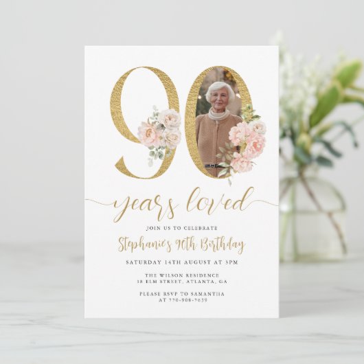 Blush Pink Bloemen Foto 90ste verjaardag Uitnodigi Kaart (Staand voorkant)